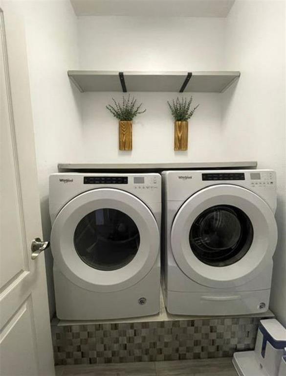 Building Photo - 10400 Eastpark Woods Dr