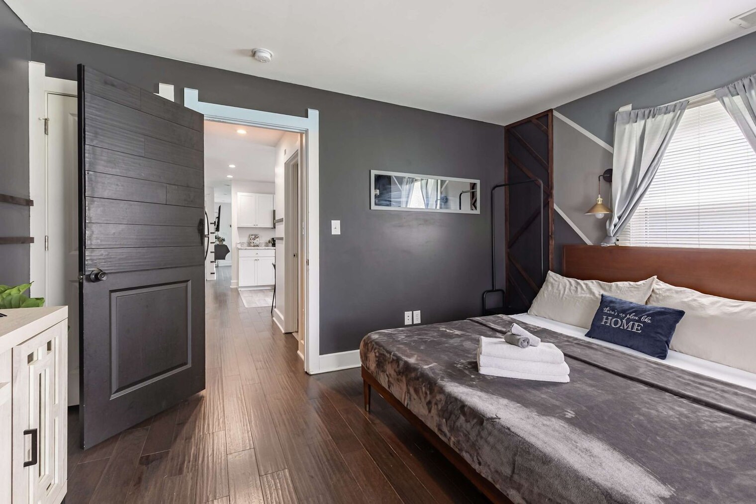 Building Photo - 3203 Sutherland Ave