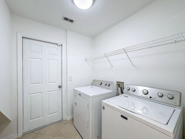 Building Photo - STUNNING Emerald Island Resort 5 bedroom 4.5 bath Luxury Home FULLY FURNISHED! 3 miles from Disney!