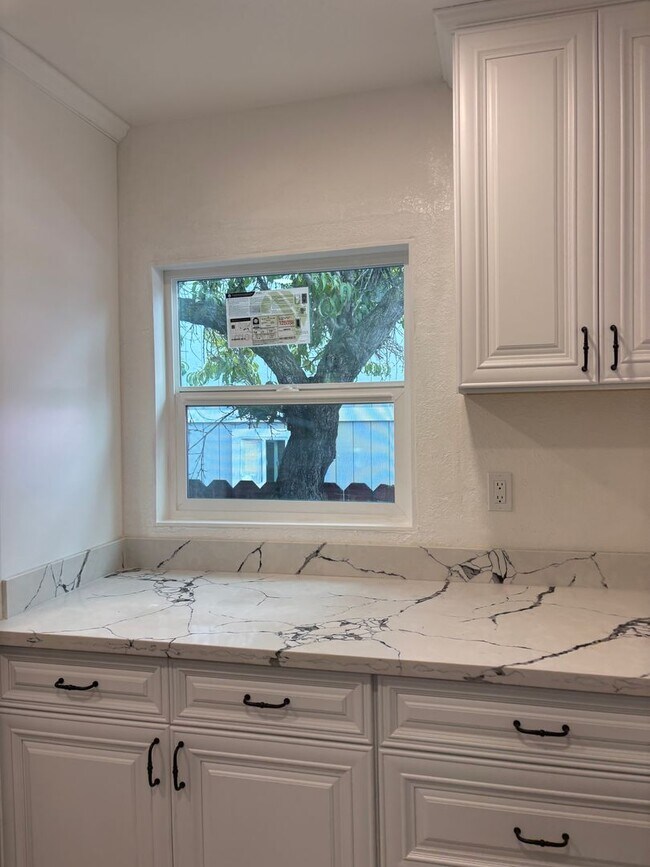 Building Photo - 54-1617