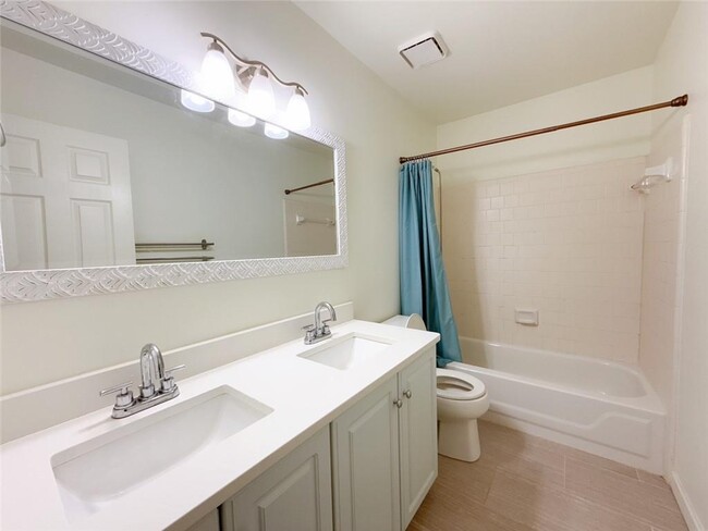 Building Photo - 3730 Longlake Dr