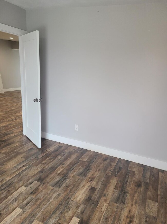 Building Photo - 17th St 6 Plex