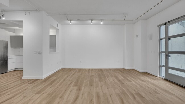 Building Photo - EPIC REA - Modern-Style 1 BR/1 BA Condo in...