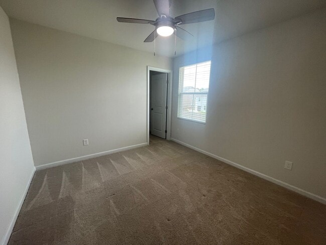 Building Photo - 4 Bedroom 2 1/2 Bath