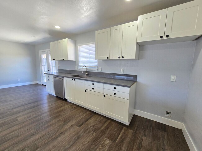 Building Photo - ? Modern 3-Bed, 2-Bath Home with Gorgeous ...