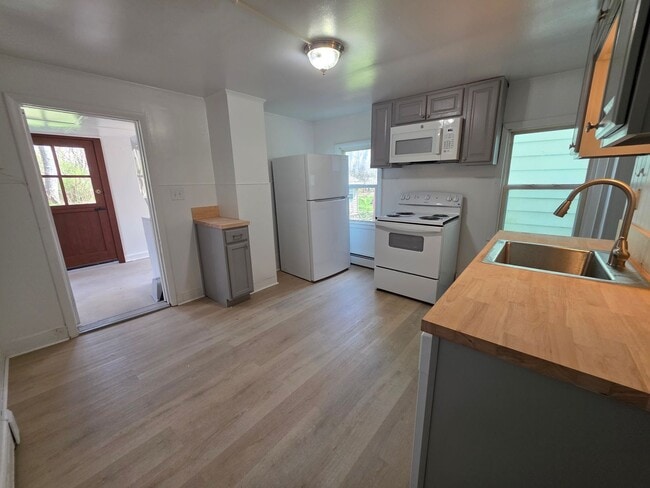 Building Photo - Beautiful Waterside 3 bedroom Single-Family Home - Catskill, NY