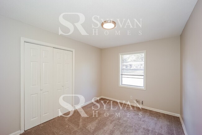 Building Photo - Your dream home awaits