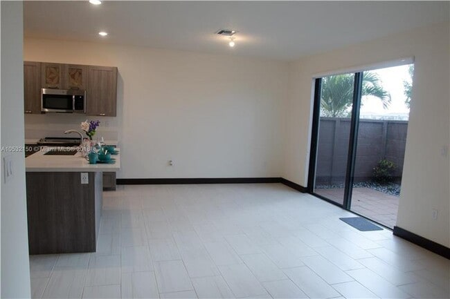 Building Photo - 15962 NW 91st Ct