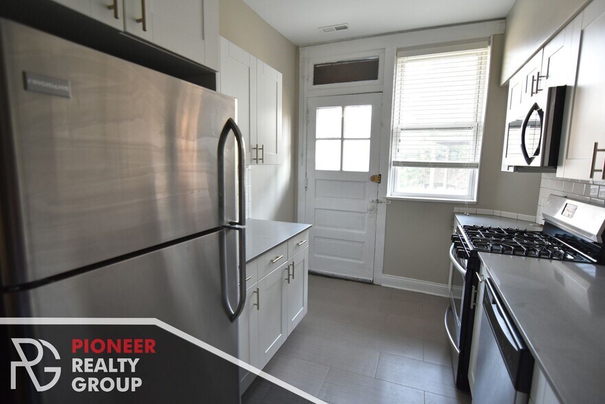 Building Photo - 706 W Buckingham Pl