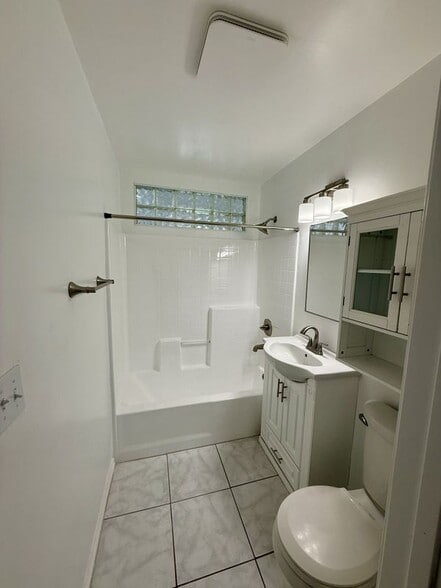 Building Photo - 716 S Walnut Ave