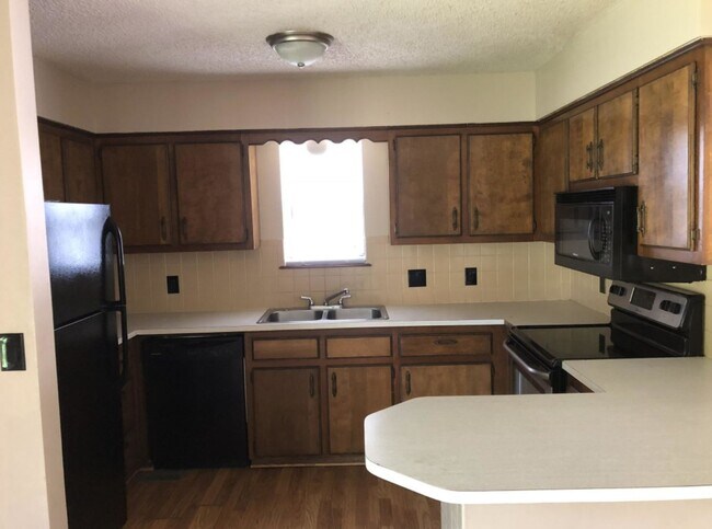 Building Photo - HUGE 4 bedroom 3 bath house for rent