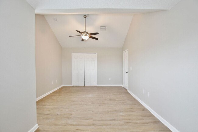 Building Photo - Beautiful 4/2.5 Spacious Home with a Loft Area and a 2 Car Garage Located in Sawgrass Bay - Clerm...