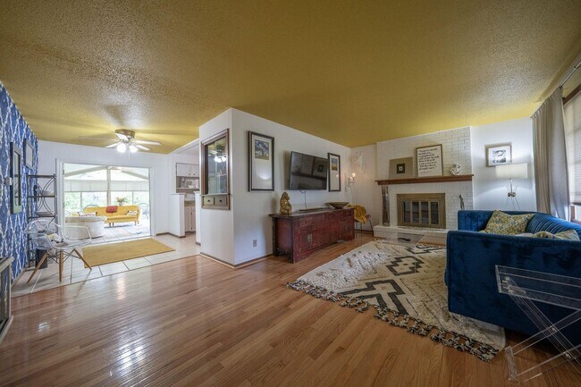 Building Photo - Charming Home in Valley View Gardens
