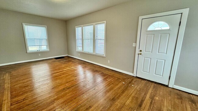 Building Photo - 843-845 Prince SE