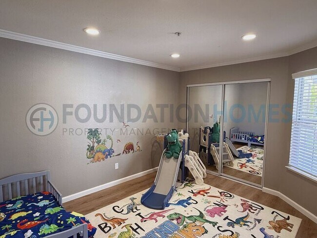 Building Photo - 38 Bridle Path Ln