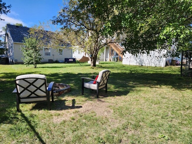 Building Photo - Cute 3 bedroom house $875