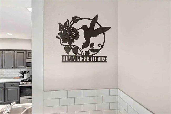 Building Photo - 701 SW Maidstone Ave