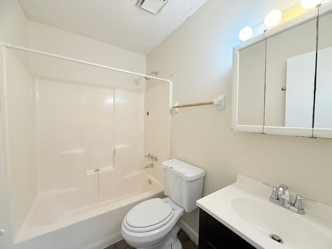 Building Photo - Spacious Triplex - Water Included
