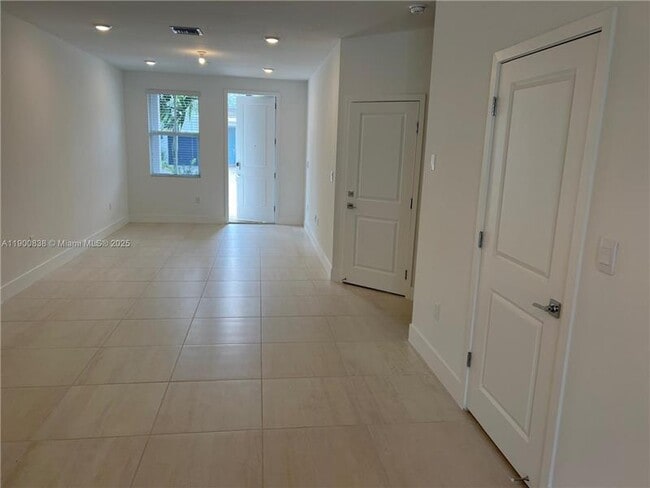 Building Photo - 136 SW 170th Ave