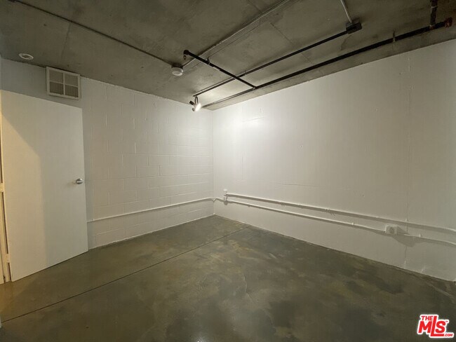 Building Photo - 1130 Flower St