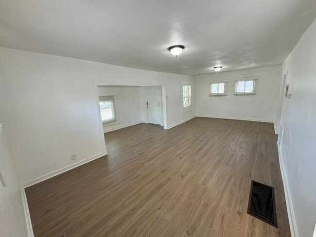 Building Photo - Fully Remodeled home in great location!