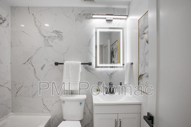 Building Photo - 702 19th St NE