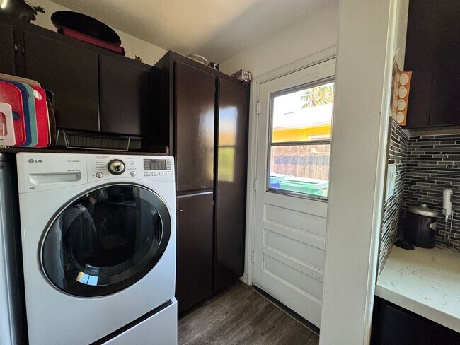 Building Photo - Beautifully Updated 4 Bedroom, 3 Bath Sing...