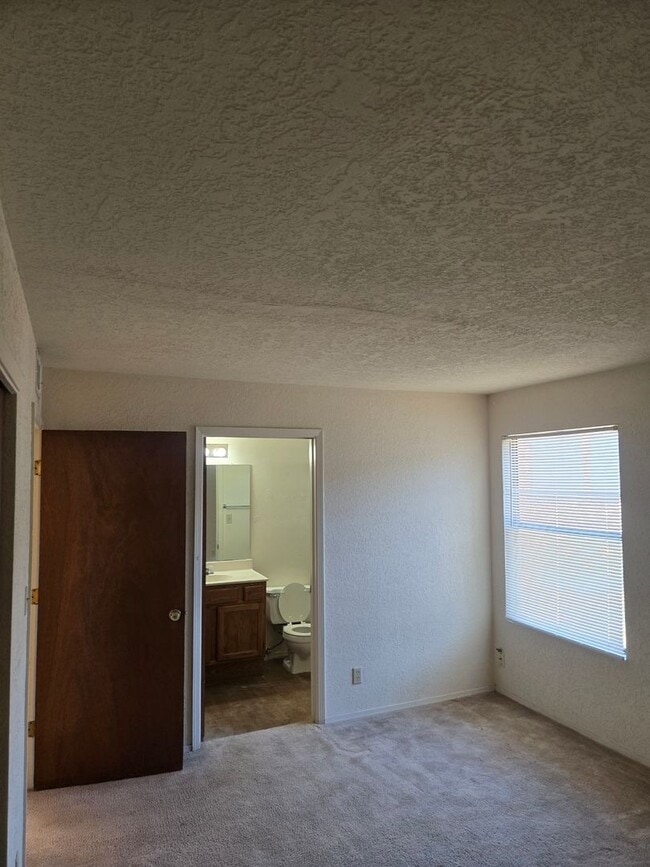 Building Photo - Two Bedroom Two Bathroom Two Car Garage in popular NE heights Neighborhood