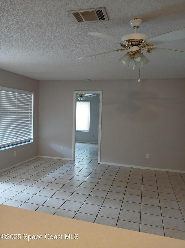 Building Photo - 1021 Abada Ct NE