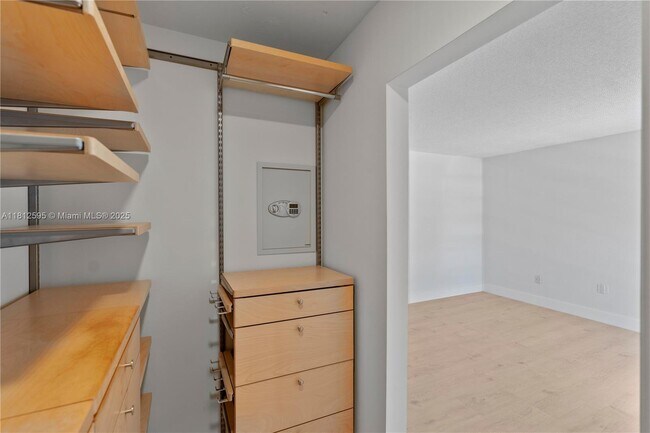 Building Photo - 6886 N Kendall Dr