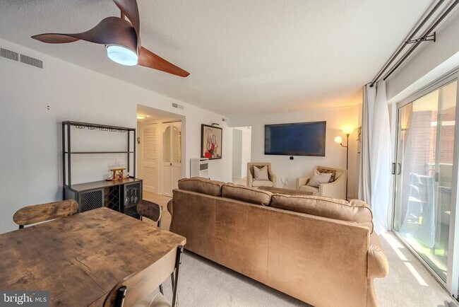 Building Photo - 1300 Army Navy Dr