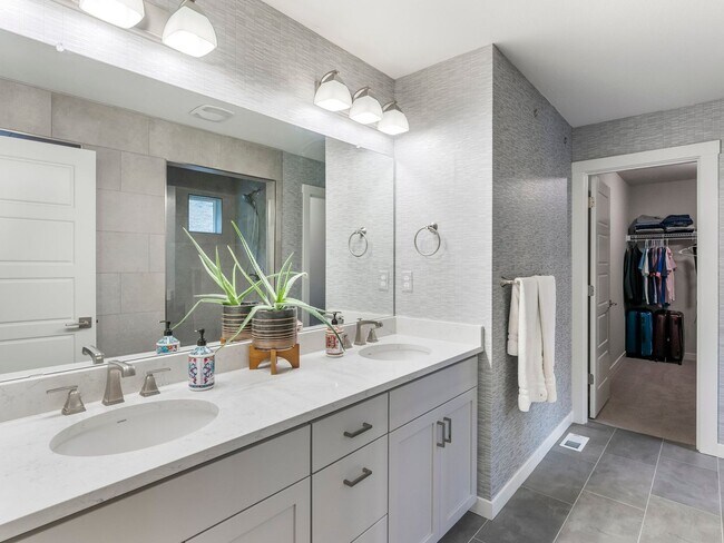 Building Photo - Stunning 4 Bed/2.5 Bath Modern Farmhouse in Scouters Mountain - HV