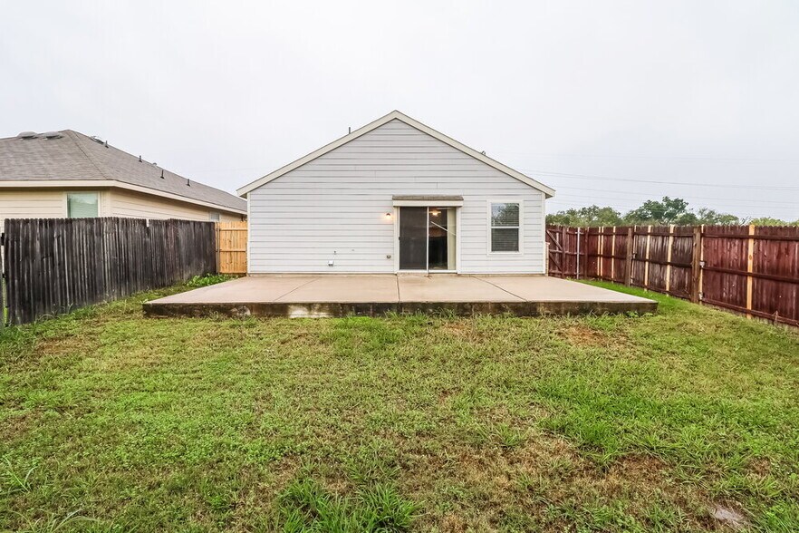 Building Photo - 1303 Macaw Ct