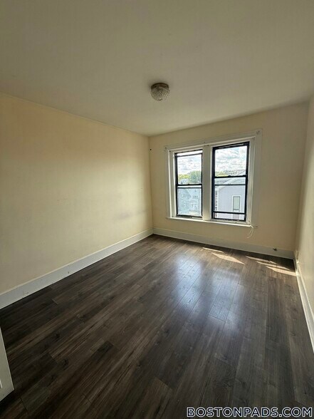 Building Photo - 9 Linden St