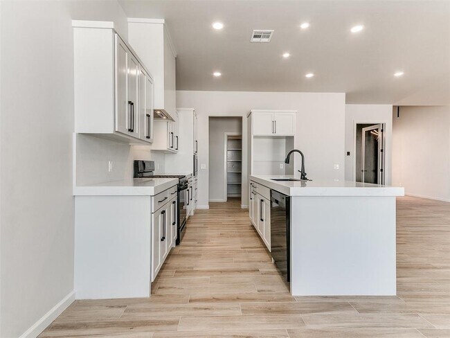 Building Photo - 25198 Scarlett St