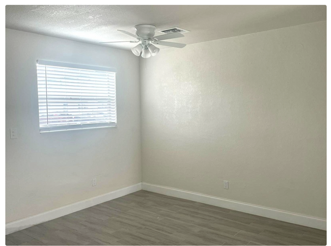 Building Photo - LARGE NEWLY RENOVATED 2 BEDROOM APARTMENTS