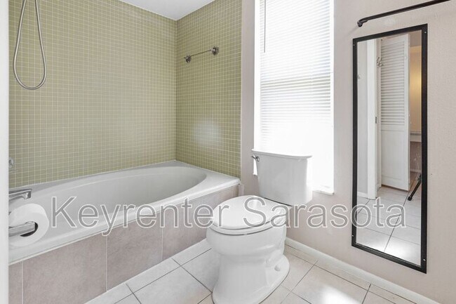 Building Photo - 5645 N Tuttle Ave