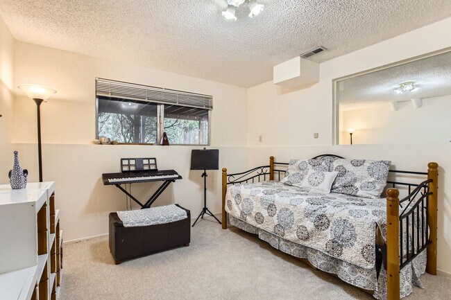 Building Photo - Single Family Home in West Linn with a Won...