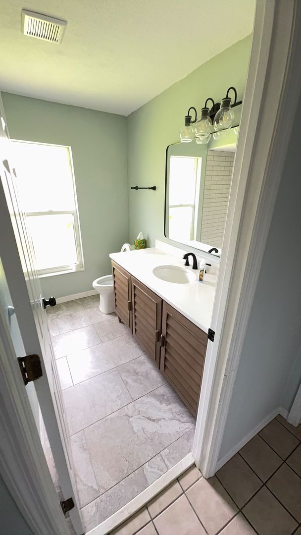 Building Photo - For Rent: A dazzling 5-bedroom, 3-bathroom...