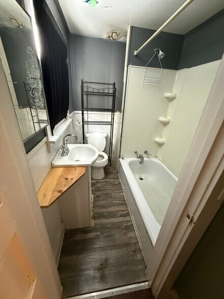 Building Photo - 407 W 4th St