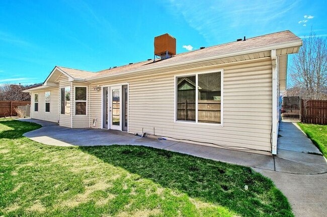 Building Photo - Beautiful 3 bedroom Fruita Home