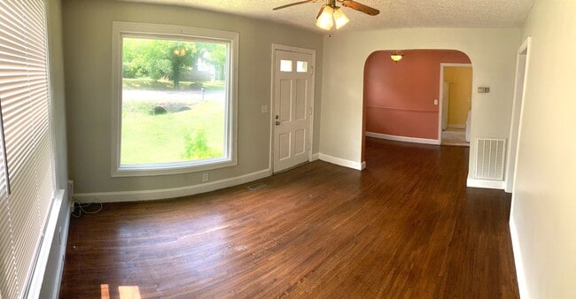 Building Photo - The Cutest Cottage in Inglewood!   2 Bedro...