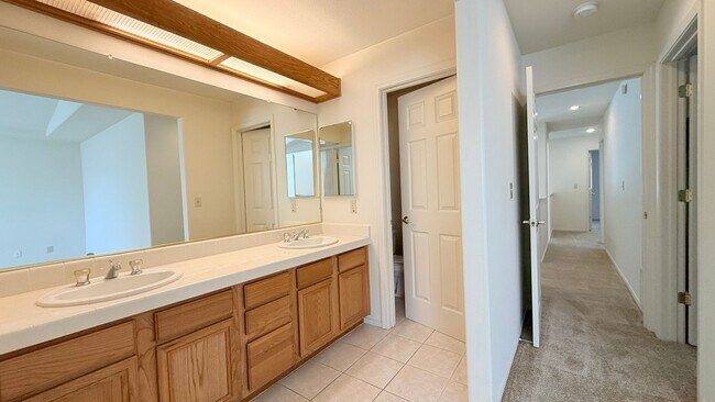 Building Photo - 1126 Vista Pointe Cir