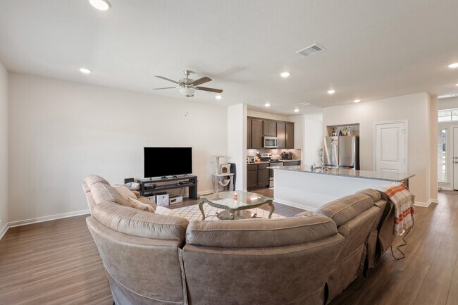 Building Photo - 1320 Kingsgate Dr