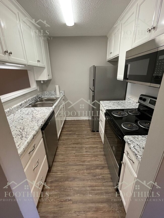 Building Photo - Cozy 2-Bedroom Duplex with Fenced Backyard