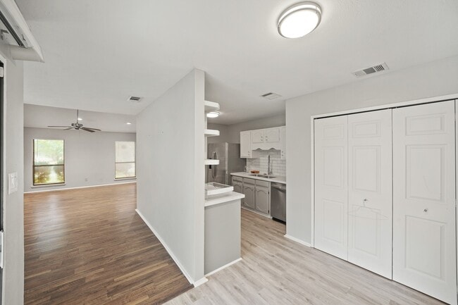Building Photo - 6811 Blue Ridge Dr