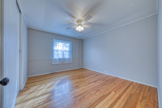 Building Photo - Oak Ridge 37830 - 3 bedroom 1 bath home - Contact Xavier Garcia 865-333-0726