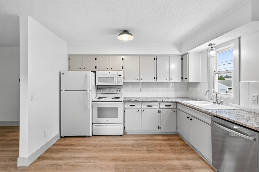 Building Photo - 135 16th Ave NE