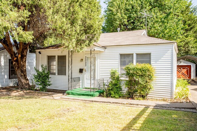Primary Photo - 3323 W Clarendon Dr