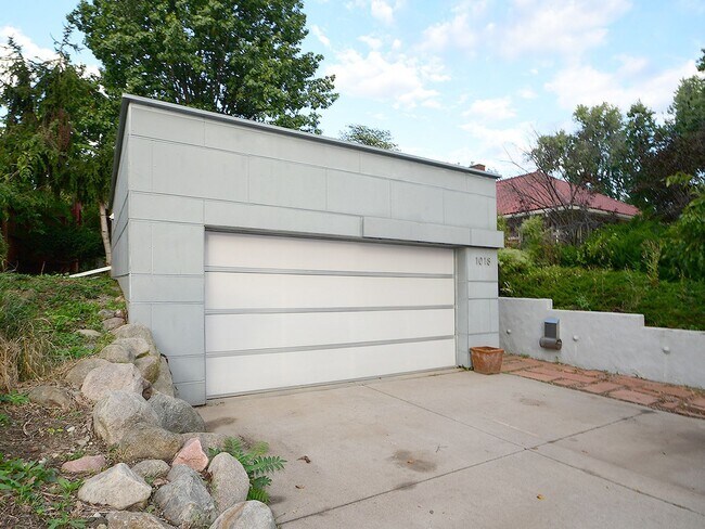 Building Photo - Cool House | 50% Off First Months Rent